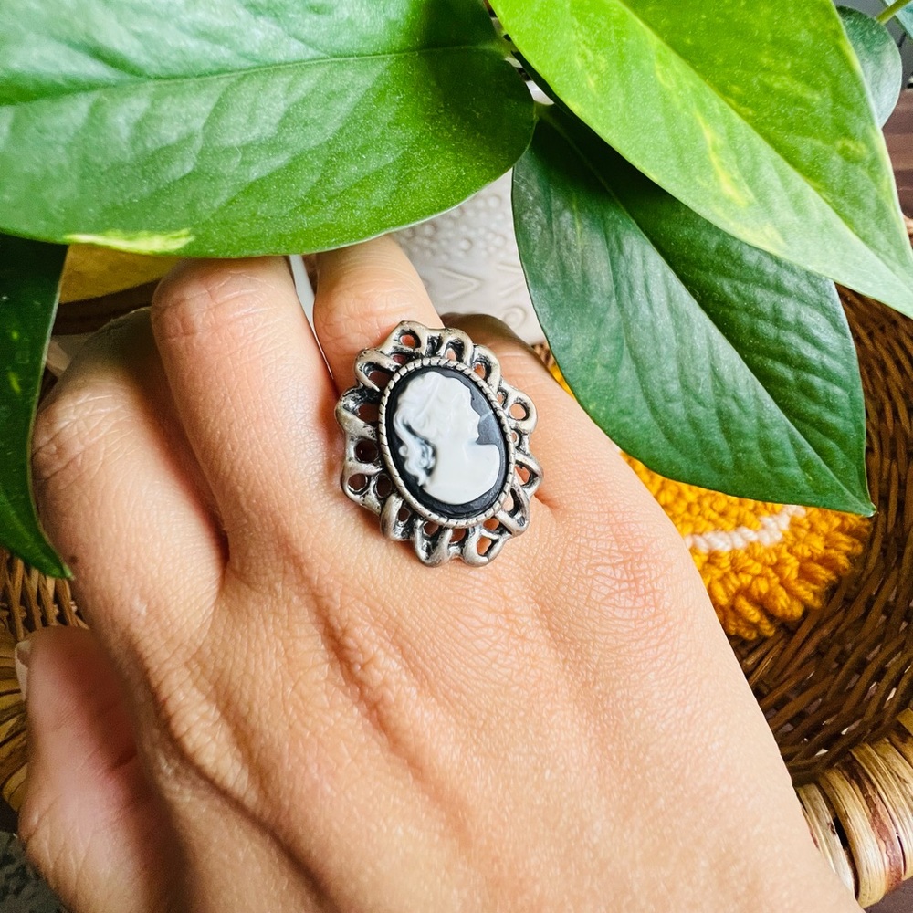 Vintage Silhouette Ring